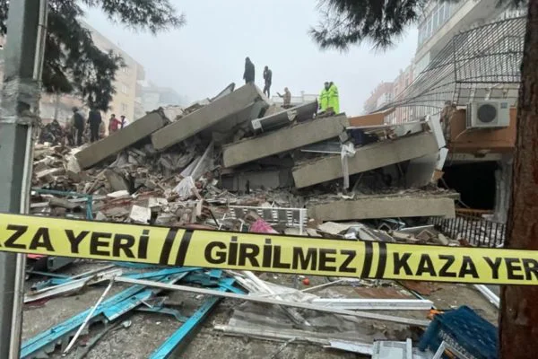 Terremoto deixa mais de 1.400 mortos na Turquia e na Síria