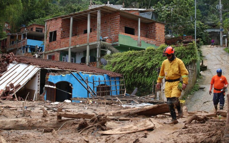 Sobe para 49 o número de mortos no litoral de São Paulo