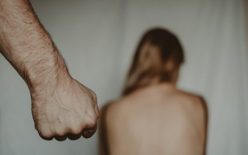 No Brasil, uma mulher é vítima de violência a cada 4 horas