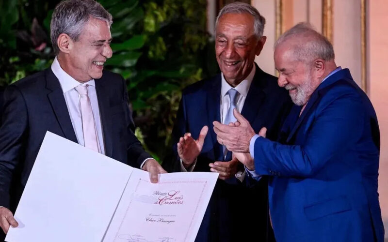Chico Buarque recebe Prêmio Camões