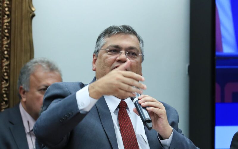 Governo prepara portaria para obrigar redes sociais a remover conteúdo sobre ataques