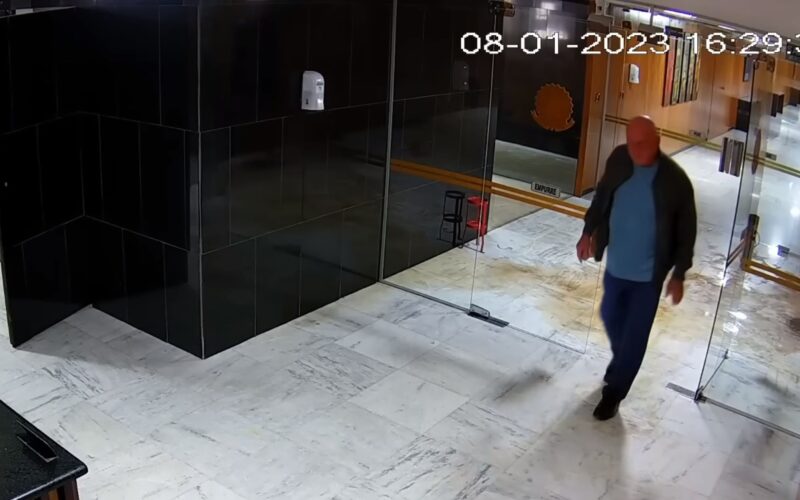 Video mostra ministro do GSI durante ataques do 8 de janeiro
