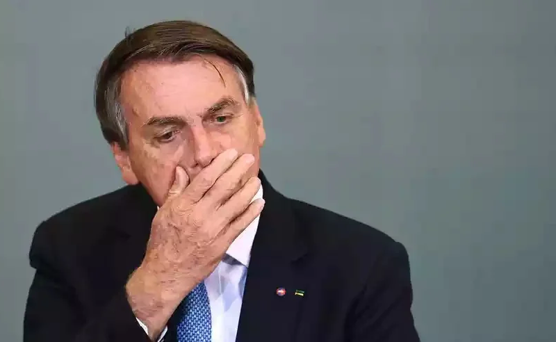 Moraes determina apreensão do passaporte de Bolsonaro