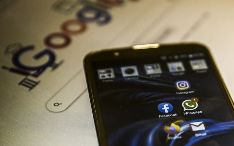 Google e Facebook devem retirar anúncios falsos sobre o Desenrola