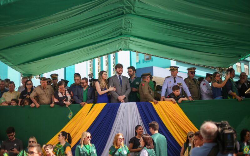 Prefeito Bruno e demais autoridades prestigiam desfile cívico-militar em CG