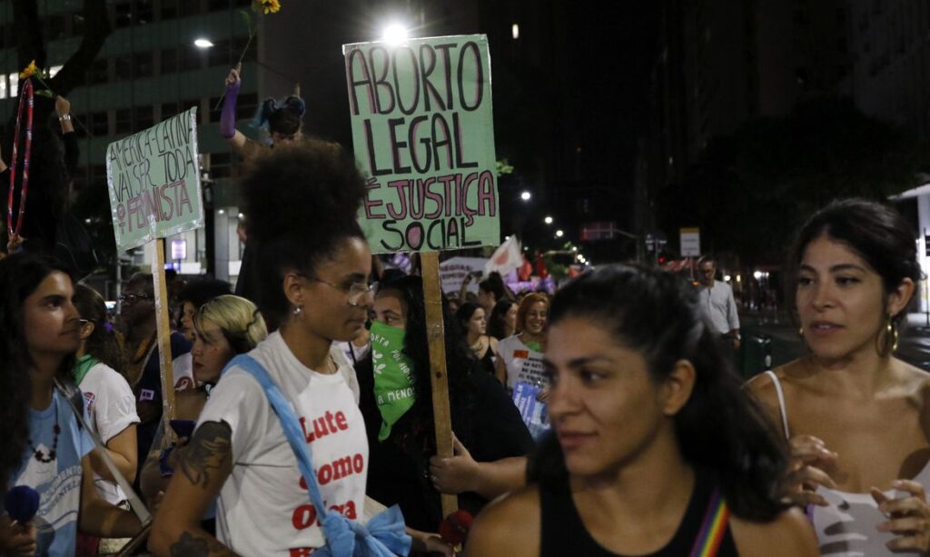 Mulheres negras são 46% mais vulneráveis ao aborto no Brasil, diz estudo