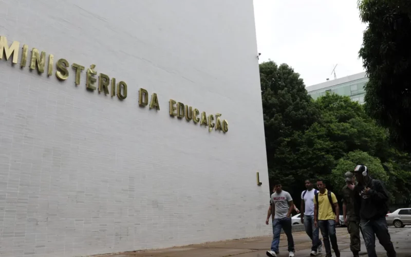 MEC e Capes lançam programa de formação de professores