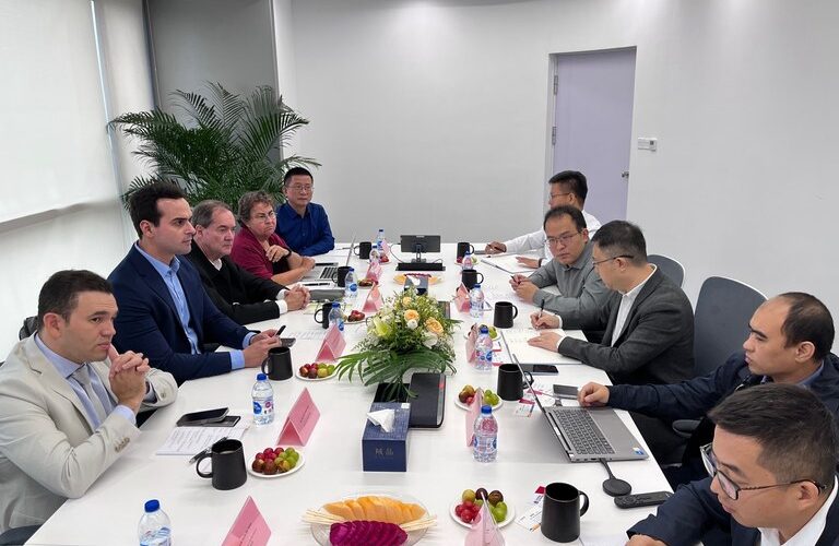 Lucas Ribeiro busca cooperação com empresa chinesa para ampliar e facilitar o acesso a medicamentos contra câncer