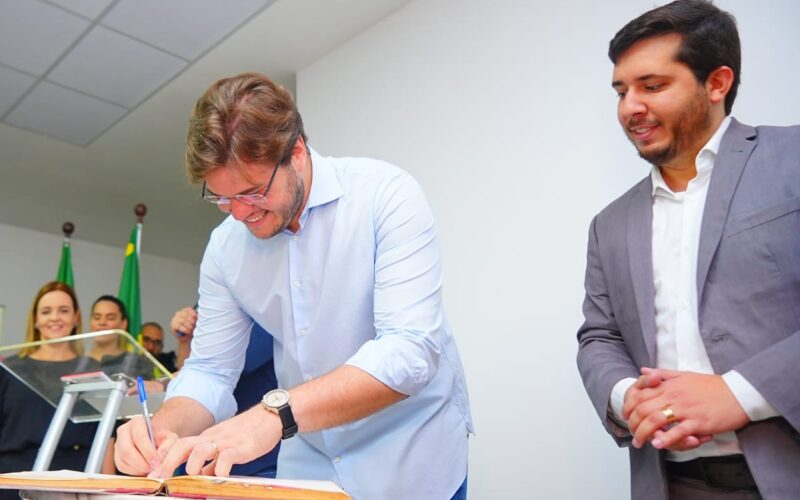 Prefeito Bruno Cunha Lima dá posse a Vitor Ribeiro, novo superintendente da STTP