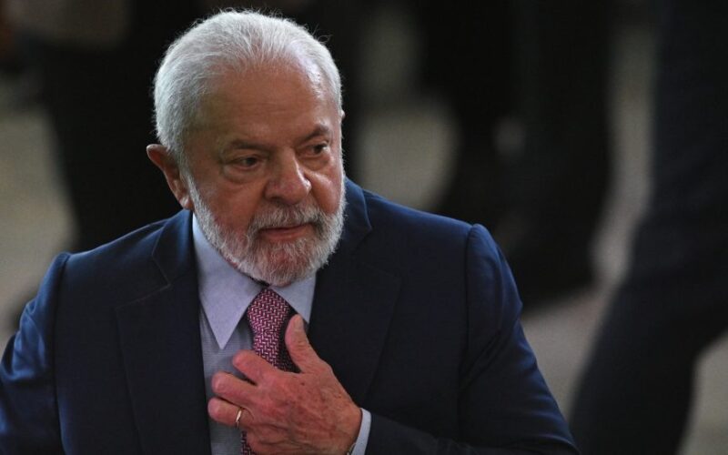 Lula conversa com emir do Catar sobre liberação de brasileiros em Gaza