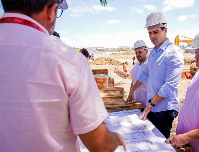 Lucas Ribeiro inicia semana inspecionando obras do Governo da Paraíba em Campina