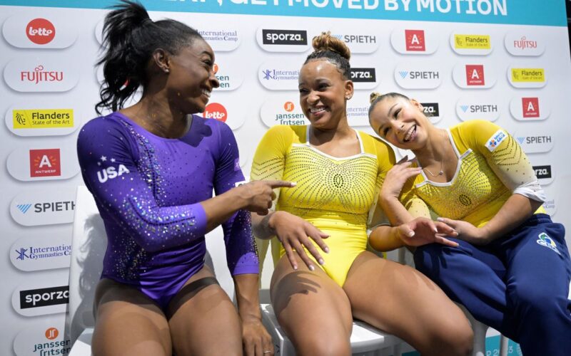 Rebeca Andrade é prata no solo, e Flávia Saraiva fica com bronze