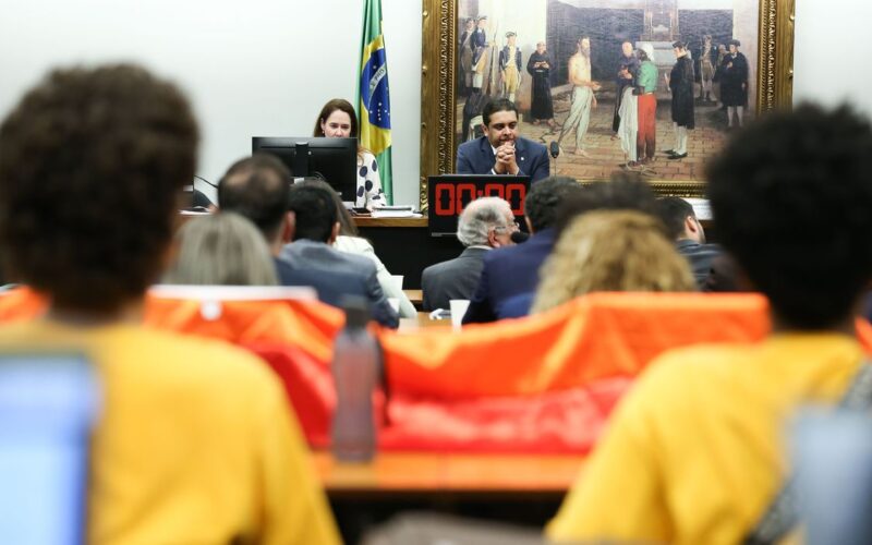 Comissão da Câmara aprova projeto que proíbe casamento homoafetivo