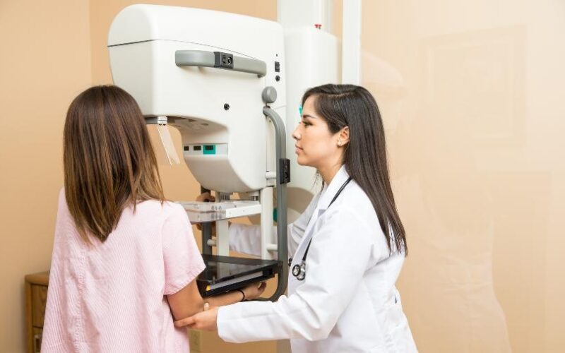 Outubro Rosa: HC está oferecendo 500 mamografias, exames e consultas com mastologistas