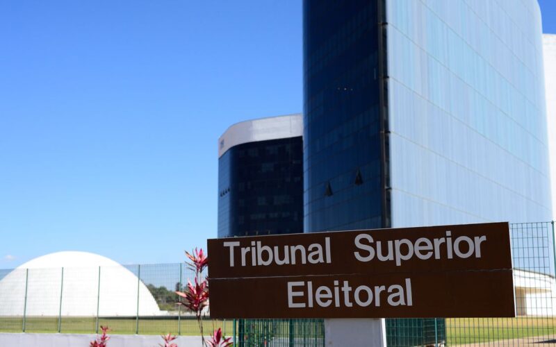 TSE inicia julgamento de mais três ações contra Bolsonaro