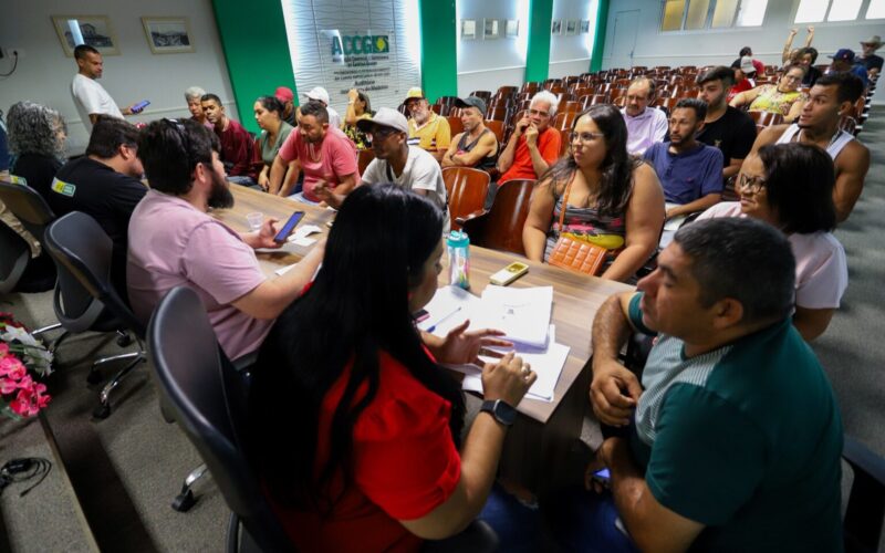 Prefeitura cadastra comerciantes interessados em participar do Natal Iluminado 2023