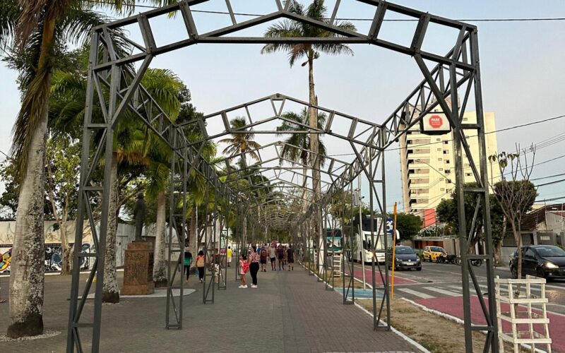 Natal Iluminado 2023: Estrutura do túnel é instalada no entorno do Açude Velho