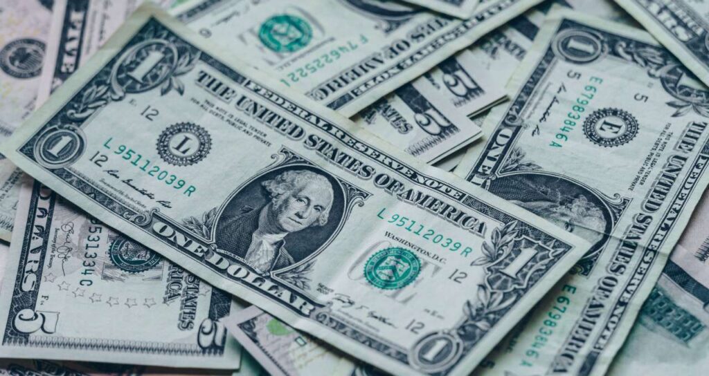 Dólar cai para R$ 4,97 após decisão do Fed