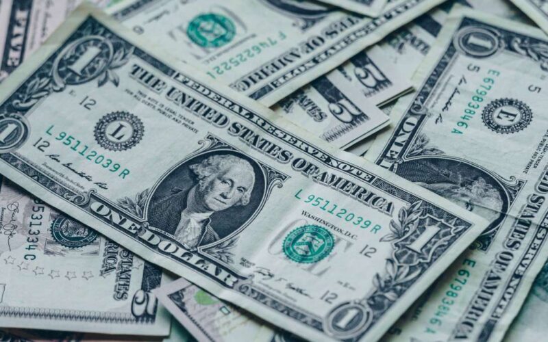 Dólar cai para R$ 5,24, e bolsa sobe 3,24% após fala de Trump
