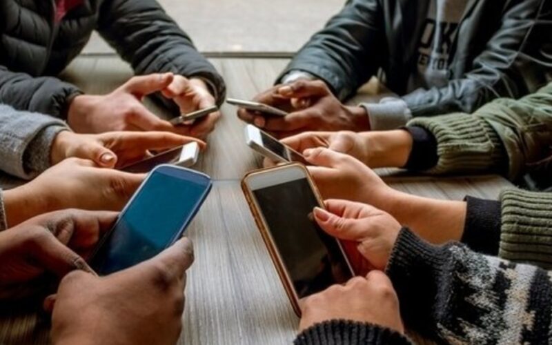 De cada 100 brasileiros, 87 usavam internet em 2022, aponta IBGE