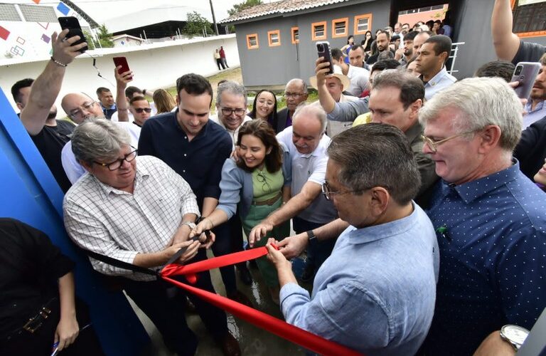 João inaugura Ginásio da Apae em Campina e anuncia construção de piscinas