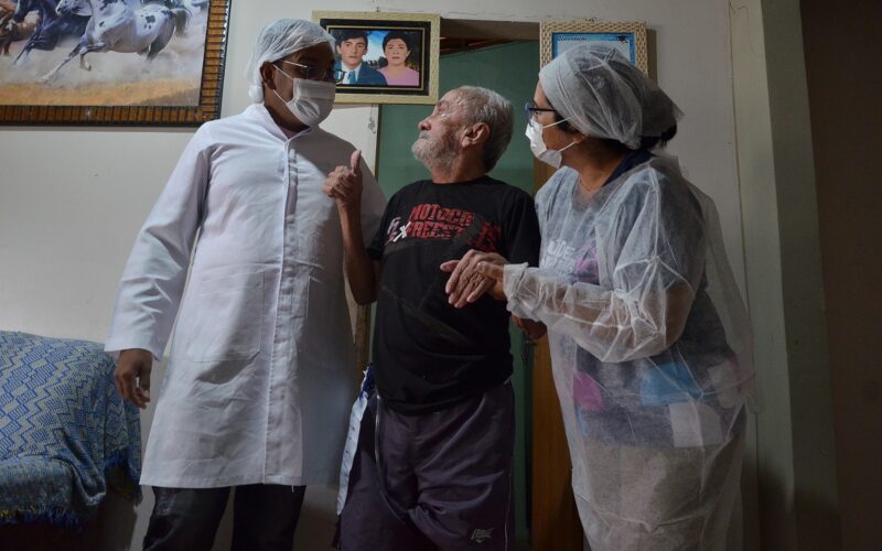 Humanização: Secretaria de Saúde de CG faz troca de sonda na residência de pacientes da zona rural