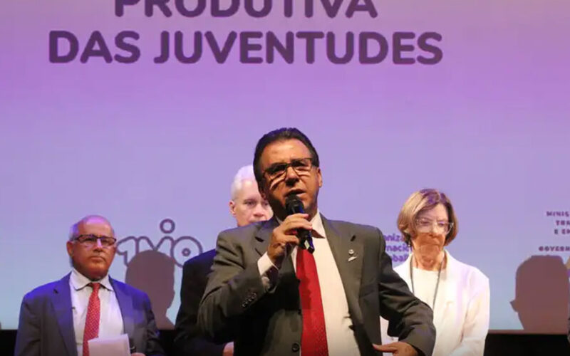 Ministro do Trabalho cobra empresas para melhorarem média salarial