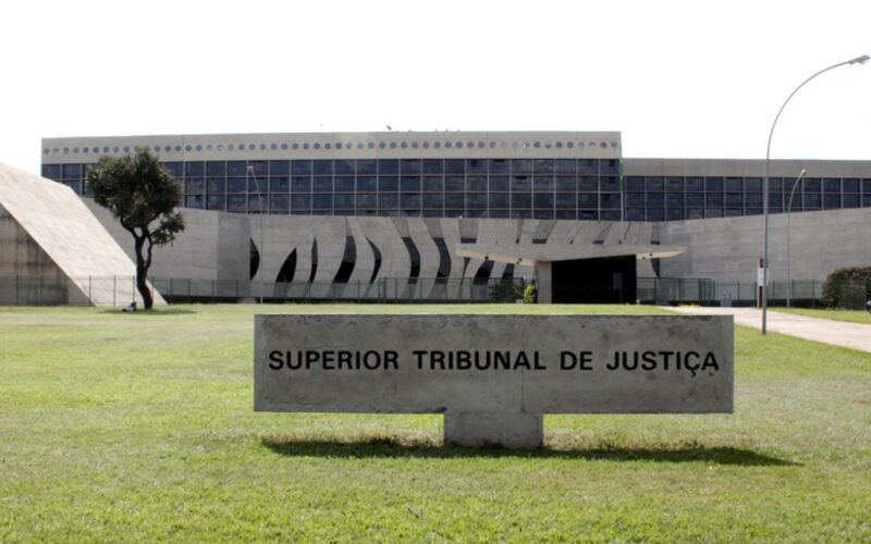 Arma de brinquedo no roubo gera grave ameaça, decide STJ