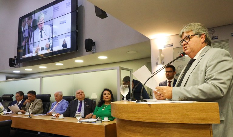 João Azevêdo presta contas das ações do governo em abertura dos trabalhos do Poder Legislativo