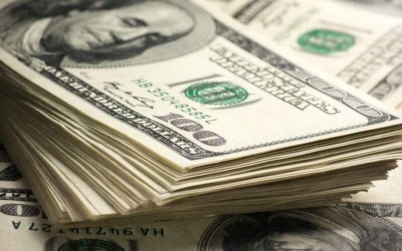 Dólar cai para R$ 5 e bolsa sobe com alívio no Oriente Médio