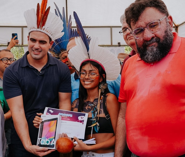 Governo da Paraíba promove inclusão digital com a entrega de tablets para jovens indígenas