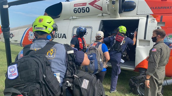 Brasil usa helicóptero para resgatar cidadãos no Haiti