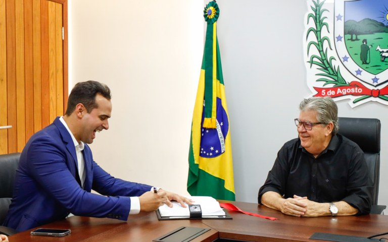 João Azevêdo transmite cargo para vice-governador Lucas Ribeiro