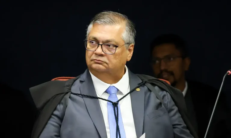 Dino abre apuração sobre emendas para produtora do filme de Bolsonaro