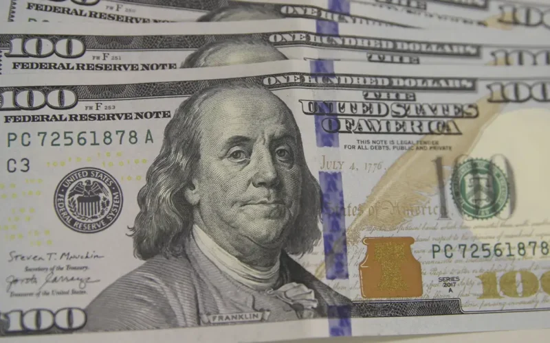 Dólar cai para R$ 5,21 em dia de correção no mercado
