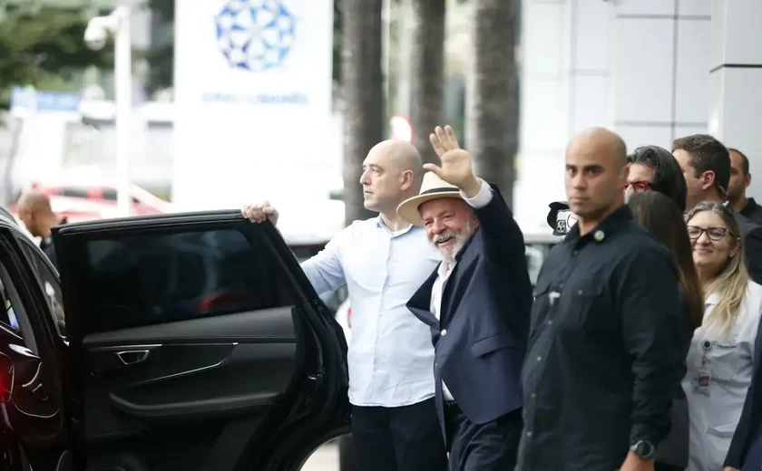 Lula recebe alta hospitalar e ficará em SP até quinta-feira