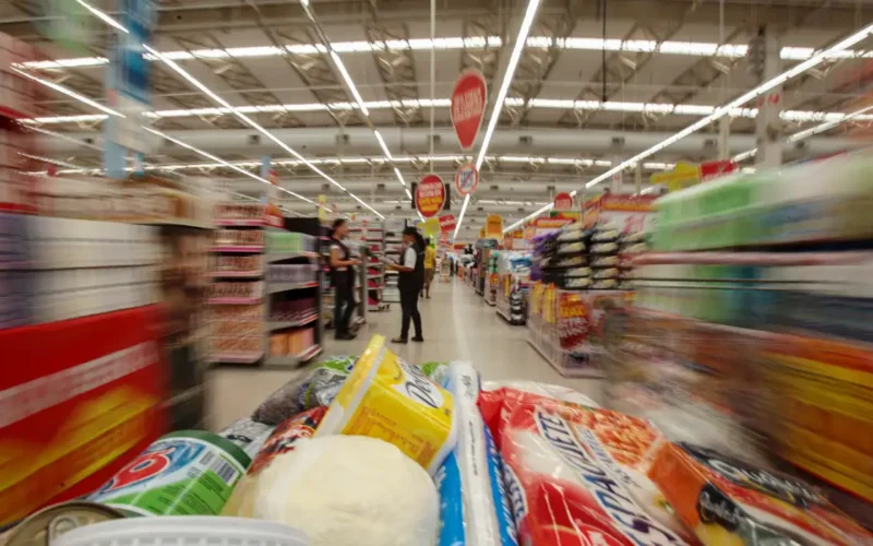 Preço da cesta básica de alimentos cai em 24 capitais, diz pesquisa