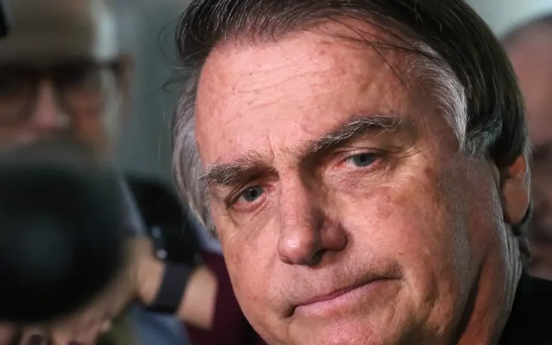 Bolsonaro é submetido à cirurgia para tratamento de hérnia bilateral