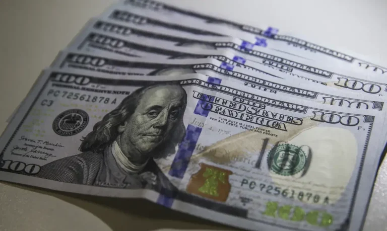 Dólar cai quase 1%, e Ibovespa recua após tombo eleitoral