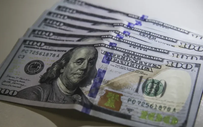 Dólar cai a R$ 5,20 com melhora do cenário externo