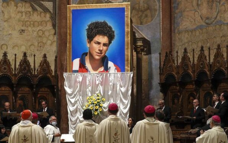 Canonização do 1º santo millennial ocorre neste domingo no Vaticano