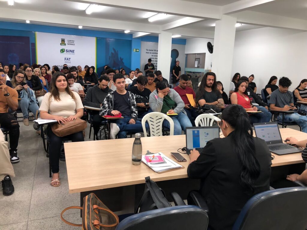 Sine Municipal, por meio de empresas parceiras, oferta vagas para cargos de telemarketing, motorista e jovem aprendiz