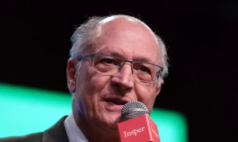 Alckmin deixará ministério em abril, mas seguirá como vice