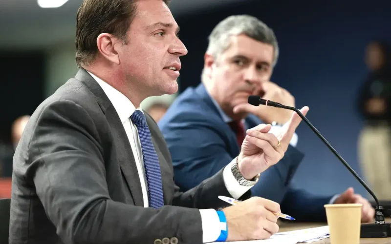 Moraes determina prisão de Ramagem após deputado ser visto em Miami