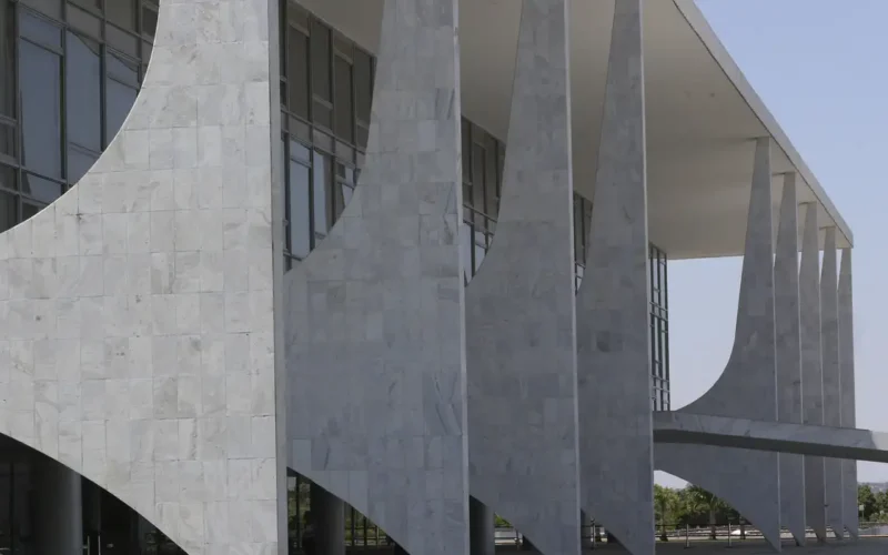 Governo sanciona proibição do uso de linguagem neutra em órgão público