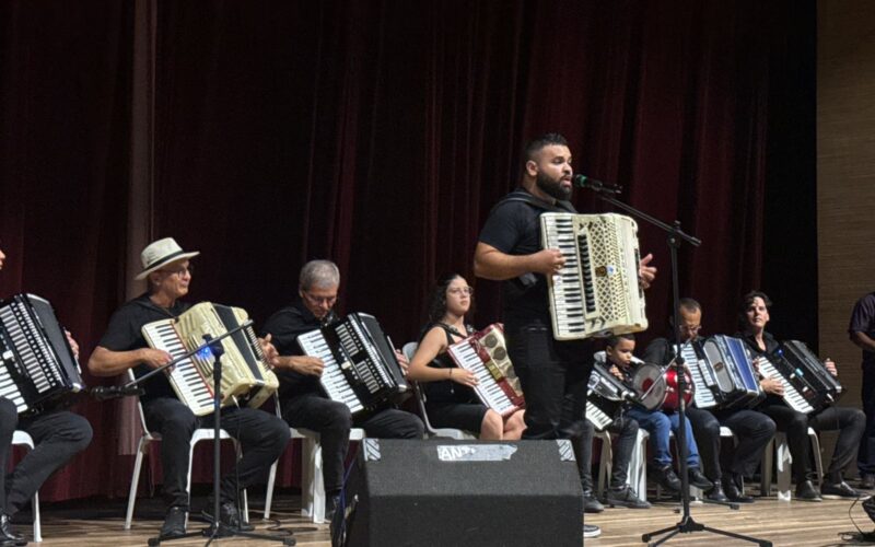 Festival Estrelas da Borborema lota Teatro Municipal para celebrar o ano letivo do Centro Cultural Lourdes Ramalho e da Estação Ciência