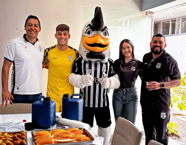 Mascotes de clubes de futebol e basquete levam alegria às crianças no Hospital de Trauma de CG