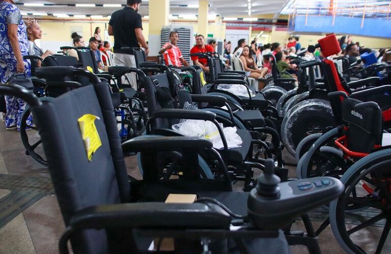 Governo da Paraíba inicia entrega de 450 cadeiras de rodas adaptadas