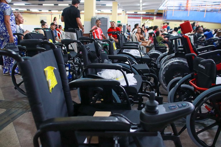 Governo da Paraíba inicia entrega de 450 cadeiras de rodas adaptadas