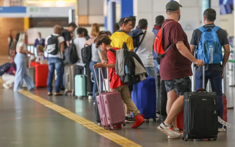 Pilotos e comissários podem entrar em greve a partir de 1º de janeiro